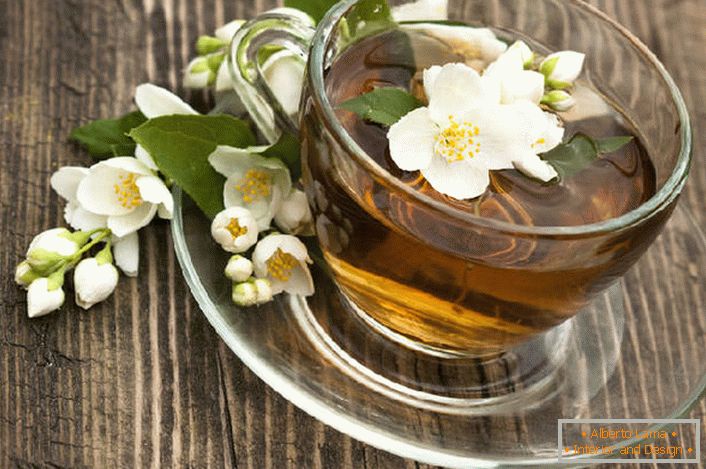 Povijest popularnosti čaja s jasminom povezana je s kineskim iscjeliteljima koji su tvrdili da jasmin ima svojstva afrodizijaka, pomažući ženama da postanu poželjne. 
