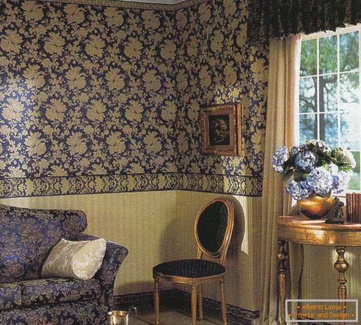 Tamno plava u baroknom dnevnom boravku. Oblik na pozadini odjekuje ukras na presvlaku sofe.