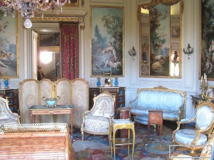Tapete, oponašajući stare slike, u gostinjskoj sobi u baroknom stilu. 