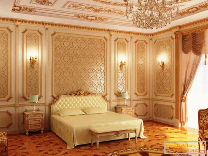 Zlatni uzorci savršeno se uklapaju u cjelokupni sastav baroknog stila. Moderna spavaća soba za par.