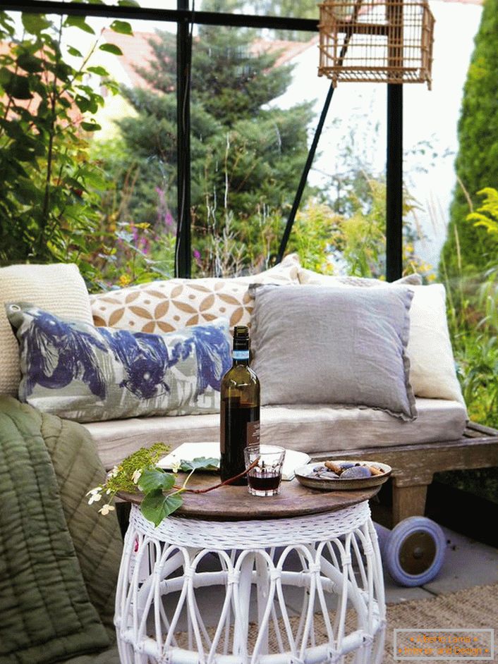 Najbolji dekor sjenica u skandinavskom stilu je kauč s puno mekih jastuka.