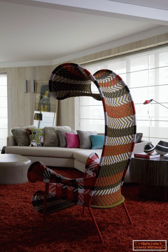 Dizajnerski model namještaja za dnevni boravak u ekološkom stilu - fotelja u tekstilu s baldahinom.