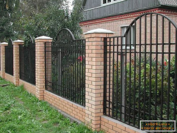 Elegantna modularna ograda za malu vilu smatra se najoptimalnijom opcijom. 