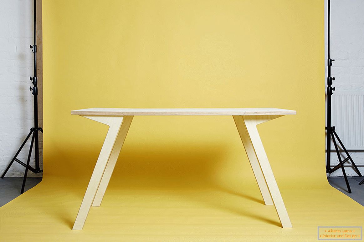 Jednostavan stol za mali stan