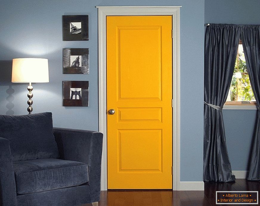 Plave zidove i žuta vrata