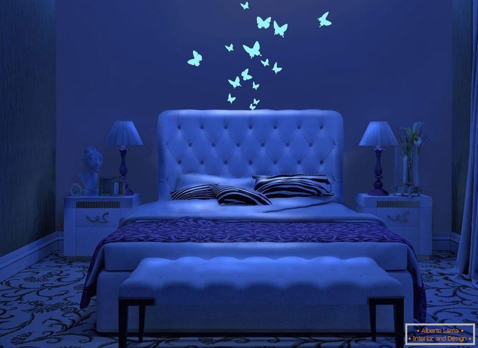Glowing leptire u unutrašnjosti spavaće sobe