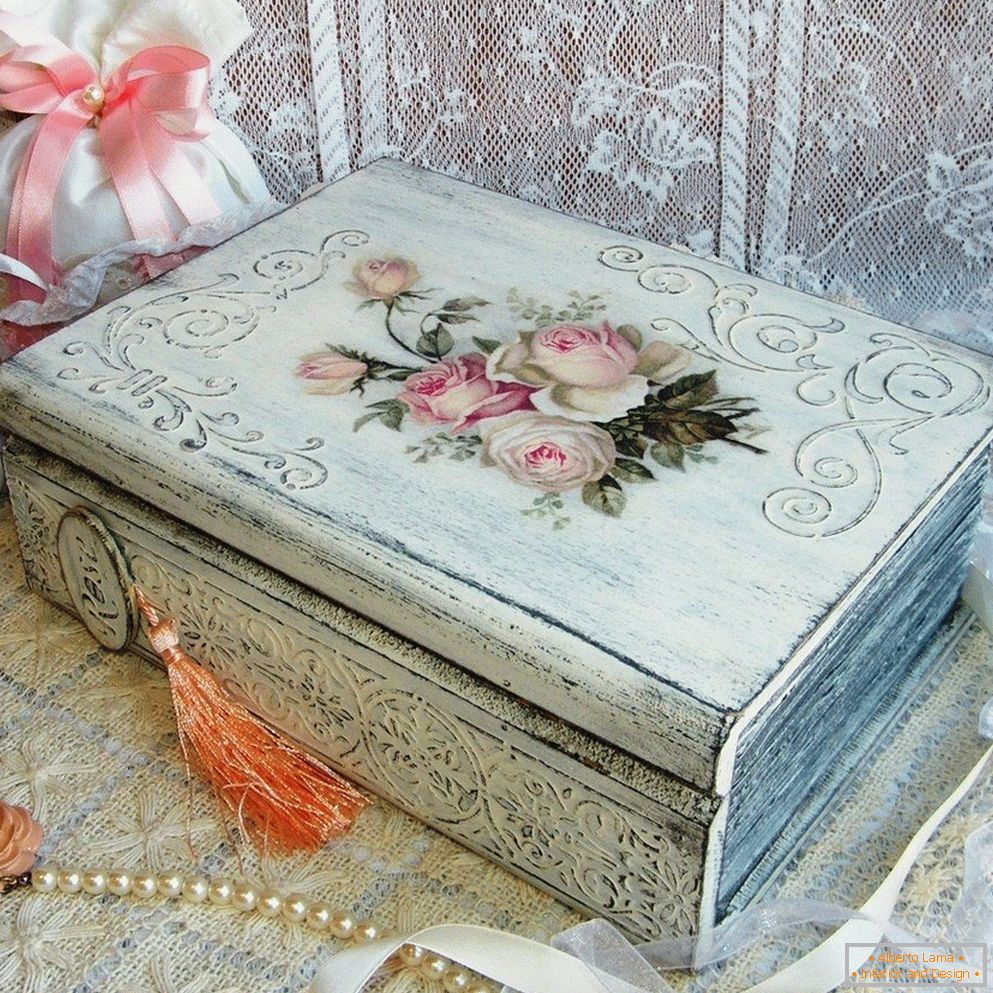 Bijeli kovčeg s ružama