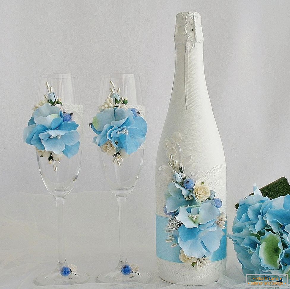 Dekoracija svadbenih naočala i bočica s cvijećem