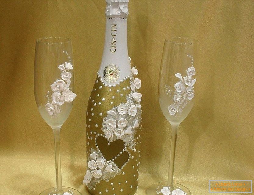 Dekoracija boce i čaše vina s ružama i perlama