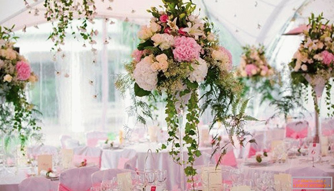 Dekoracija svadbene dvorane sa svježim cvijećem