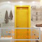 Žuta vrata u svijetle kupaonice