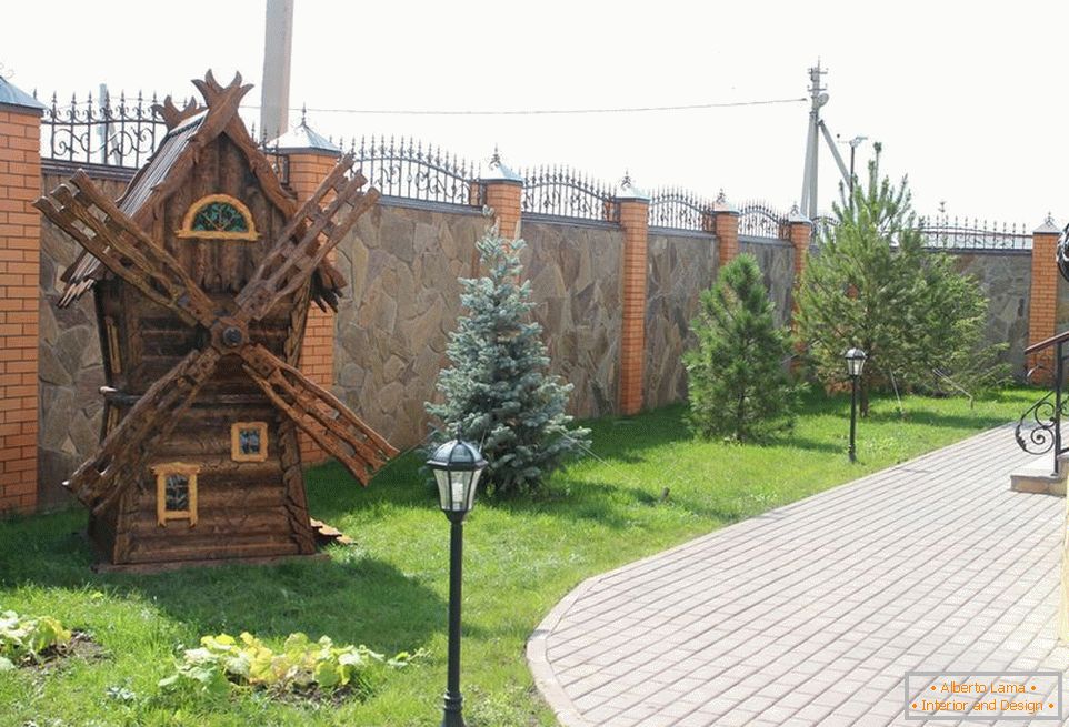 Dekorativni mlin u ruskom stilu