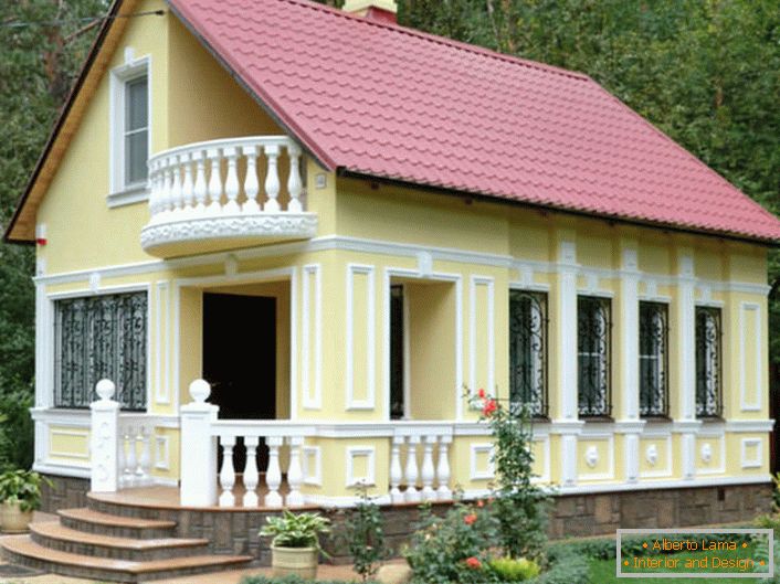 Mala kuća u šumi uređena je u istom stilu. Fasadna štukatura pridaje se stilu potpunosti.