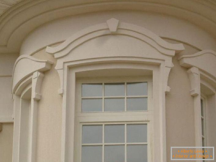 Prozorski okviri izrađeni su u secesijskom stilu. 