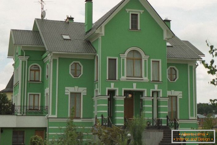 Zelene zidove ukrašene su štuko prema klasičnom stilu. Dobar izbor za uređenje seoske kuće.