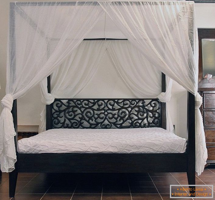 Spavaća soba u secesijskom stilu privlačna je zbog pravilnog uređenja kreveta. Za šivanje krovište korištena je lagana prirodna tkanina.