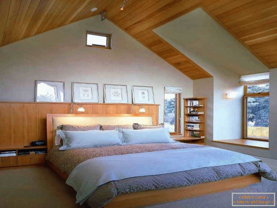Spavaća soba s drvenim stropom