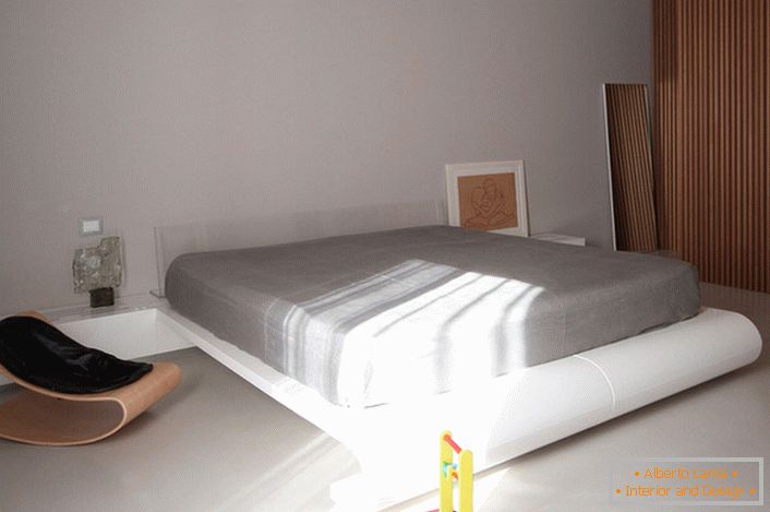 Dječja soba u stilu minimalizma s velikim krevetom zanimljivo je rješenje za obitelj s dvoje djece.