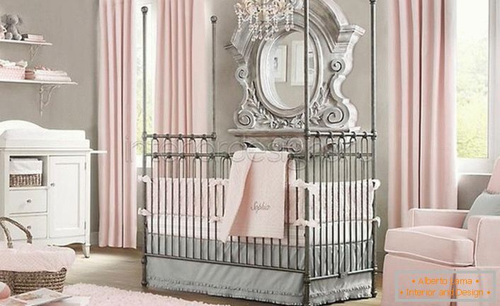 Soba u stilu minimalizma za bebu. U unutrašnjosti ima odjeka baroknog stila, koji se skladno uklapa u cjelokupni koncept dizajna.