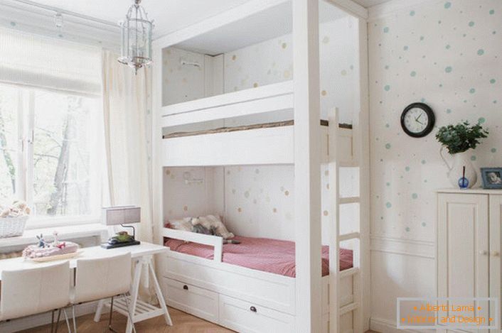 Prekrasan i ugodan dizajn dječje sobe u stilu minimalizma je zanimljiv laconizam, obuzdani oblici. 