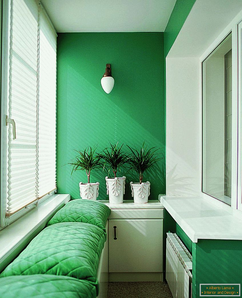 Balkon s bijelim zelenilom