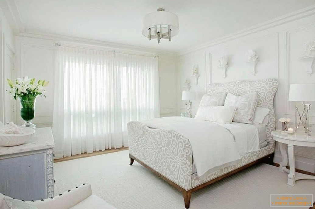 Dizajn bijele spavaće sobe u klasičnom stilu