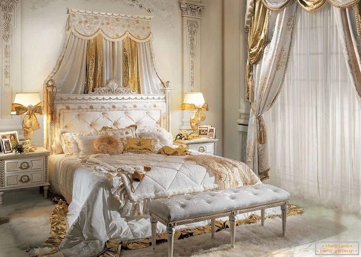Krevet u klasičnoj bijelu spavaću sobu i zid ukrašen štukaturama