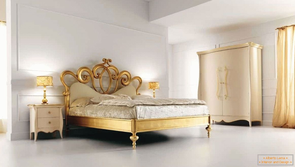 Prostrana bijela spavaća soba u klasičnom dizajnu