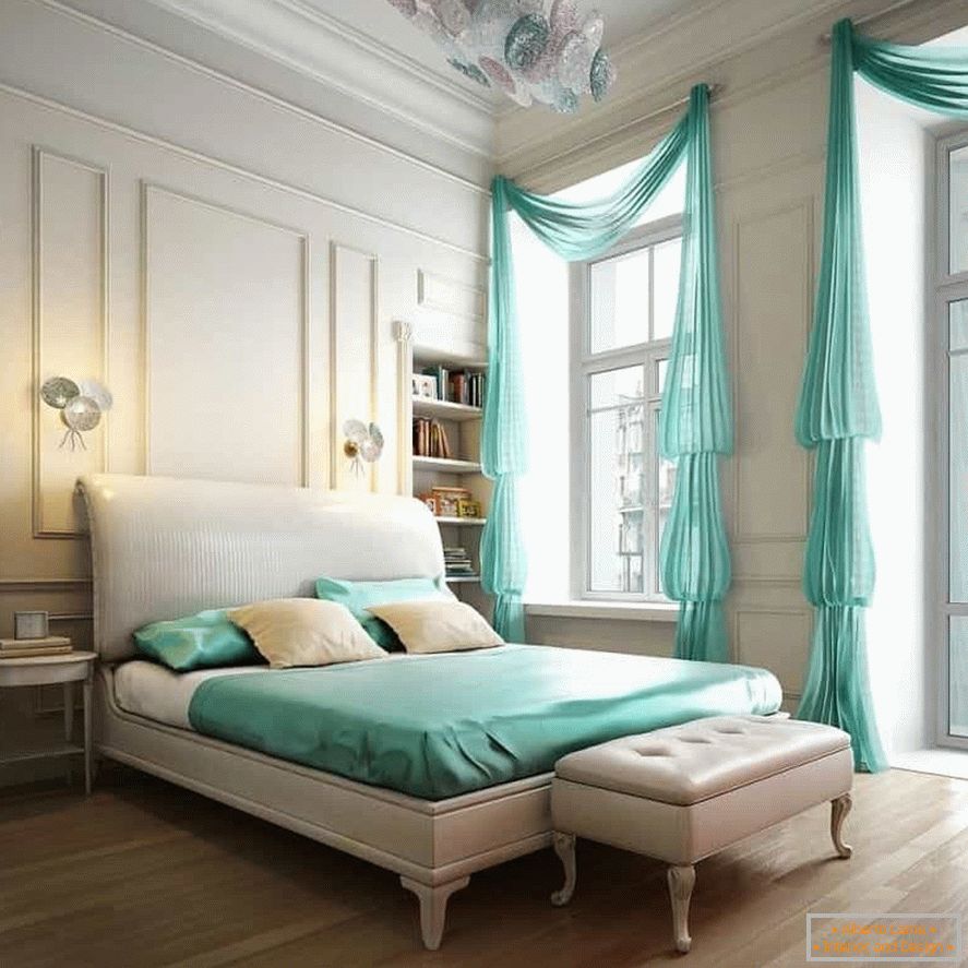 Bijela unutrašnjost klasične spavaće sobe može se razrijediti obojenim posteljinama i zavjesama