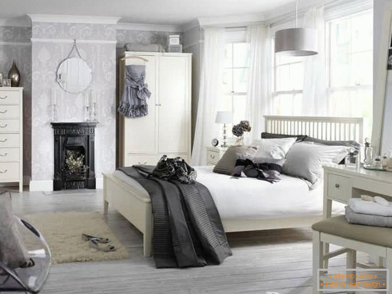 Bijela spavaća soba puna pribora u klasičnom stilu