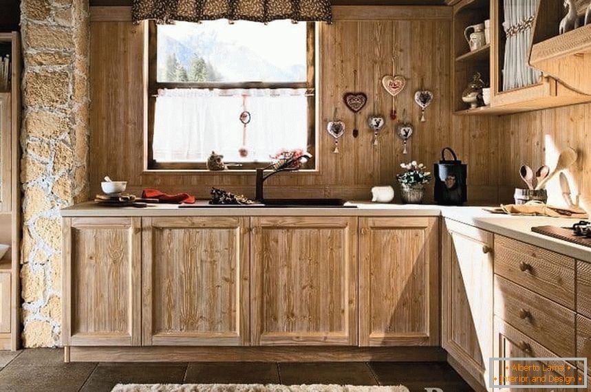 Kuhinja u ekološkom stilu s drvenom pregačom