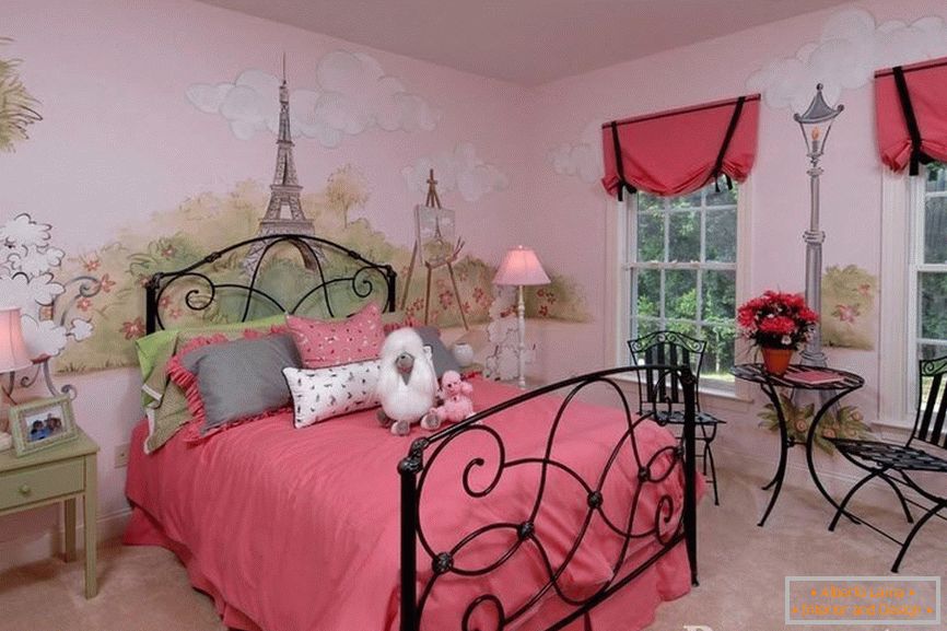 Spavaća soba za djevojku s obojenim zidovima