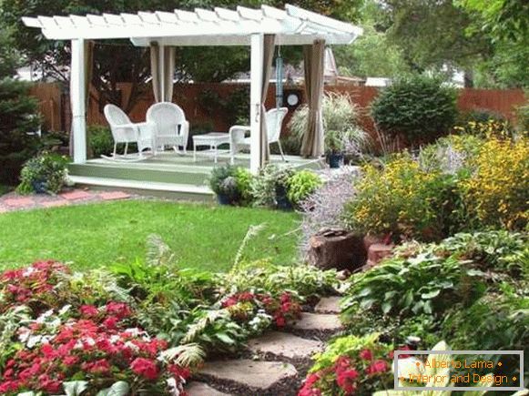 Fotografija prekrasnih dvorišta privatnih kuća s cvijećem