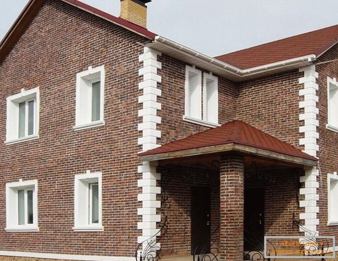 Dekorativni dizajn fasade kuće кирпичом