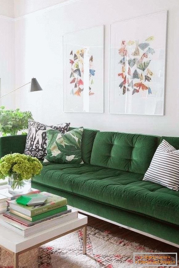 Zelena baršunasti kauč u unutrašnjosti dnevne sobe - fotografija