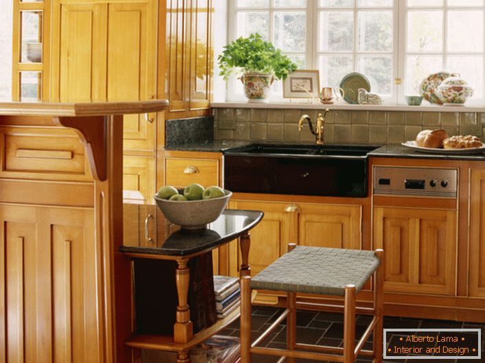 Za četverokutne kuhinje, najbolje je odabrati drveni kuhinjski set u obliku slova L.