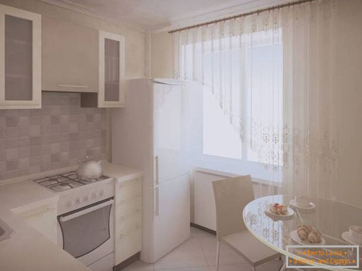 Mali kuhinjski prostor može se vizualno proširiti, koristeći isključivo bijelo za ukrašavanje. 