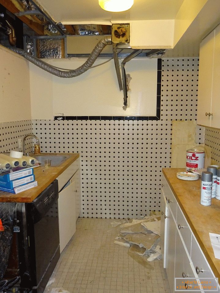 Unutarnje uređenje male kuhinje prije popravka