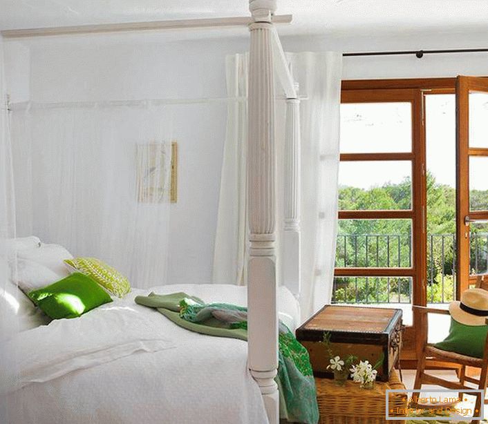 Prozirni krošnji od prirodne tkanine bez težine postaje izvanredan ukras spavaće sobe u mediteranskom stilu. 