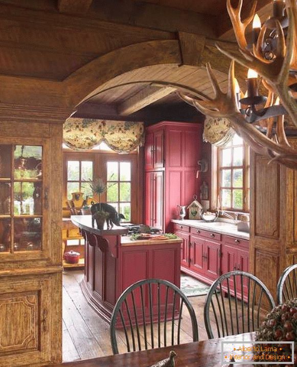 Dizajn interijera drvene kuće - fotografija kuhinje u planinskom stilu