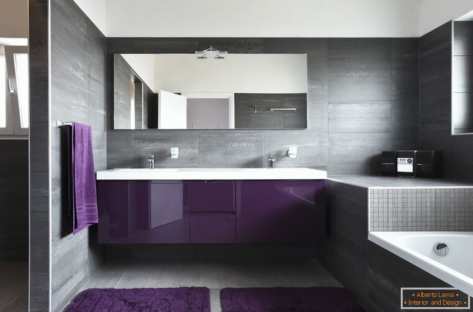 Kombinacija smeđe i ljubičaste boje u dekoru kupaonice