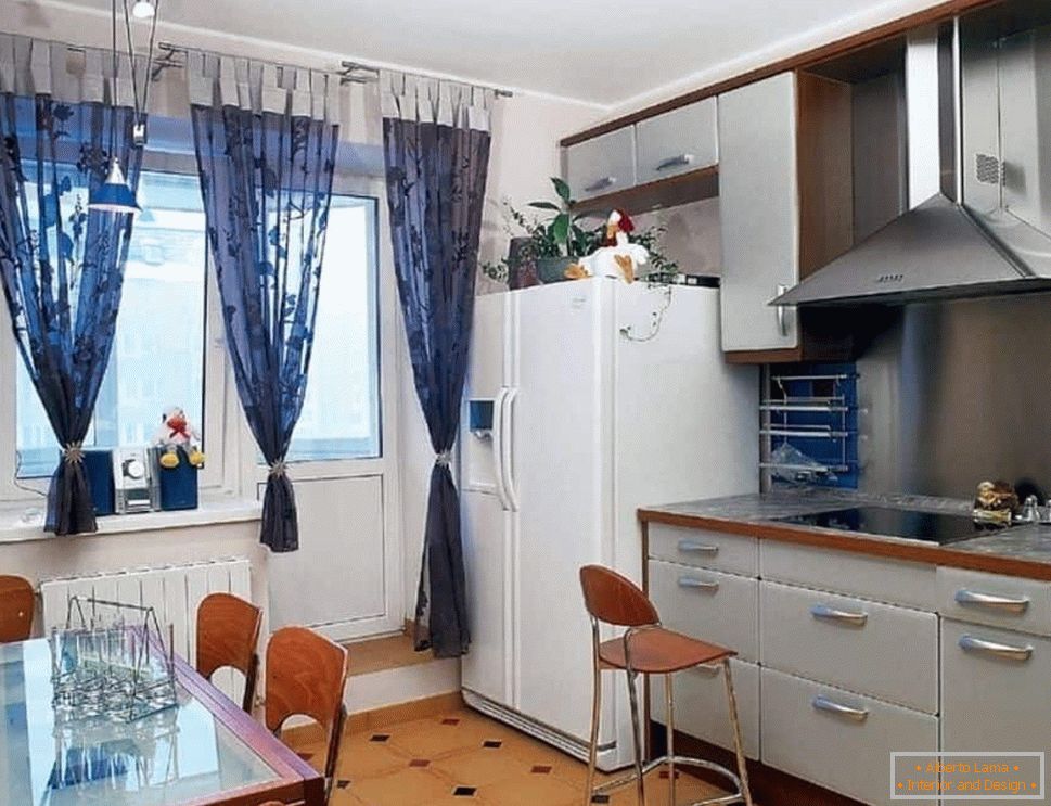 Kuhinja s hladnjakom s dva vrata