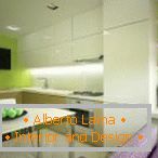 Bijeli namještaj i svijetlo zeleni zidovi u kuhinji