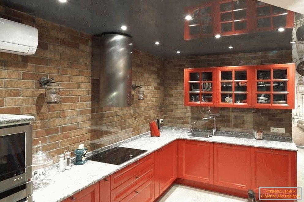 Kutna kuhinja u crvenom stanju bez gornjih ormara iznad radne površine