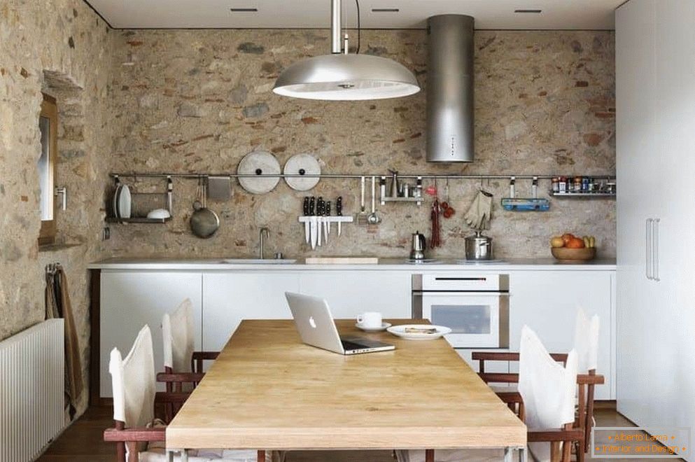 Kuhinja s betonskim zidovima i veliki ormar s blagovaonicom