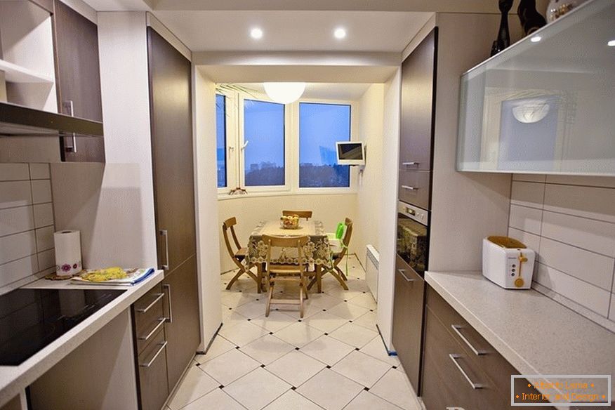 Uska i duža kuhinja s pripadajućim balkonom