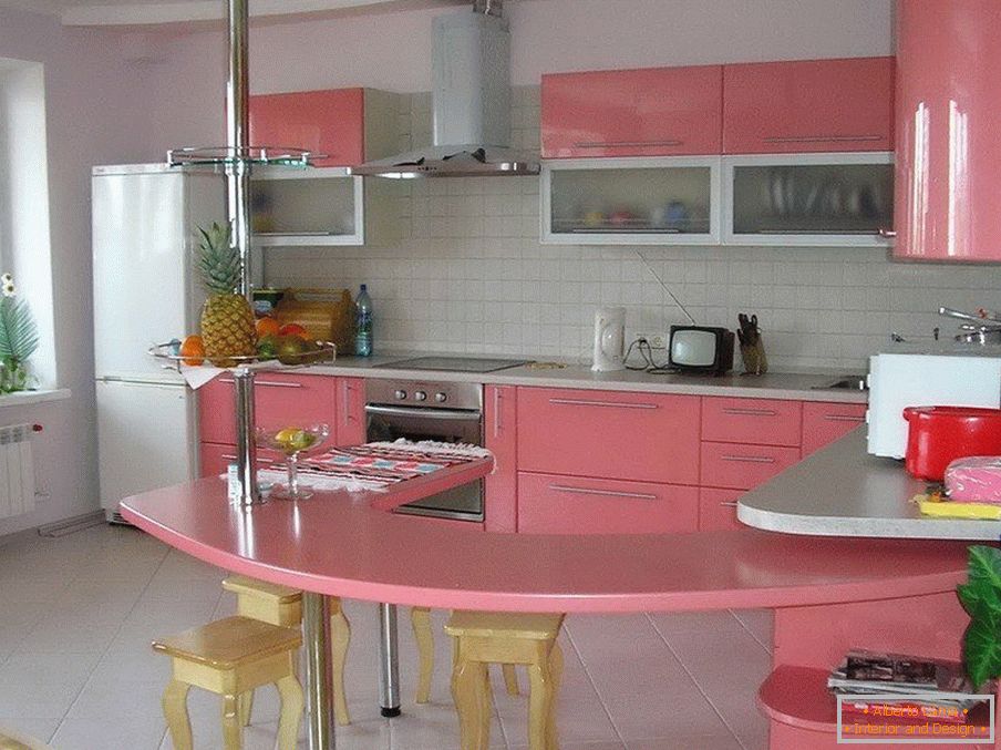 Bijela i ružičasta kuhinja