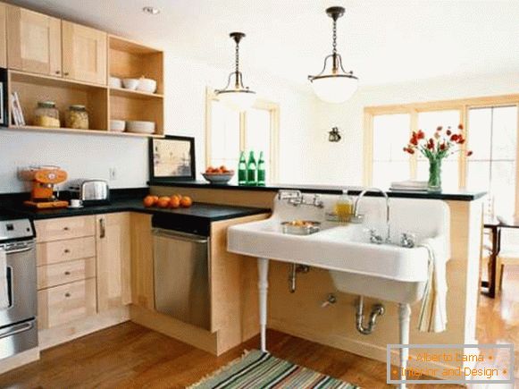Kuhinja dizajna u kutu, zamijenjena s blagovaonicom, u privatnoj kući - fotografija