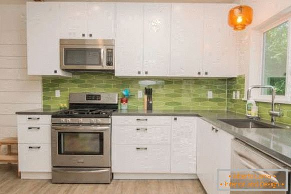 Dizajn kutak u kuhinji u privatnoj kući - fotografija u bijeloj i zelenoj boji