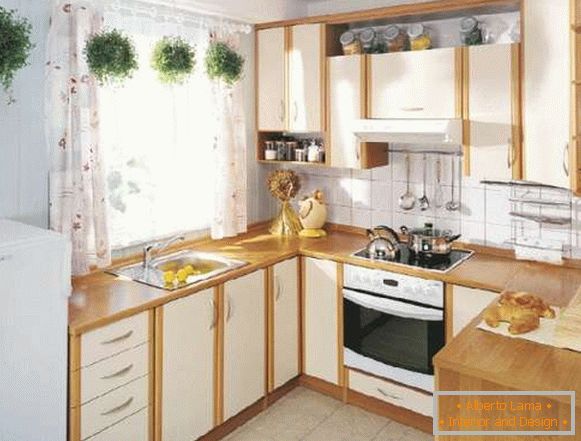 Dizajn male kuhinje u kutu u privatnoj kući - izbor fotografija